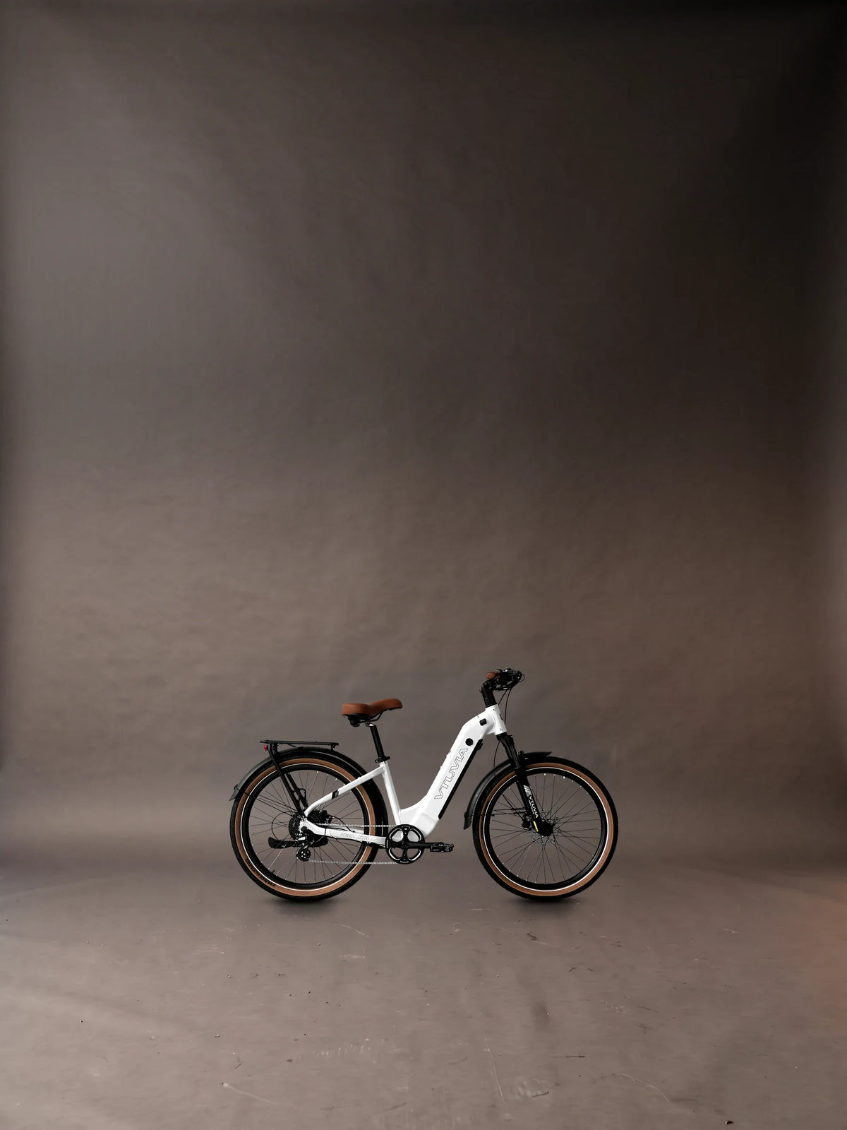 Aventon Level 4 REC review banner: the one bike we sell like it, the VTUVIA Zeal XT8 in Glacier White, its maker's own photograph, standing on the charcoal paper floor of a photographic studio