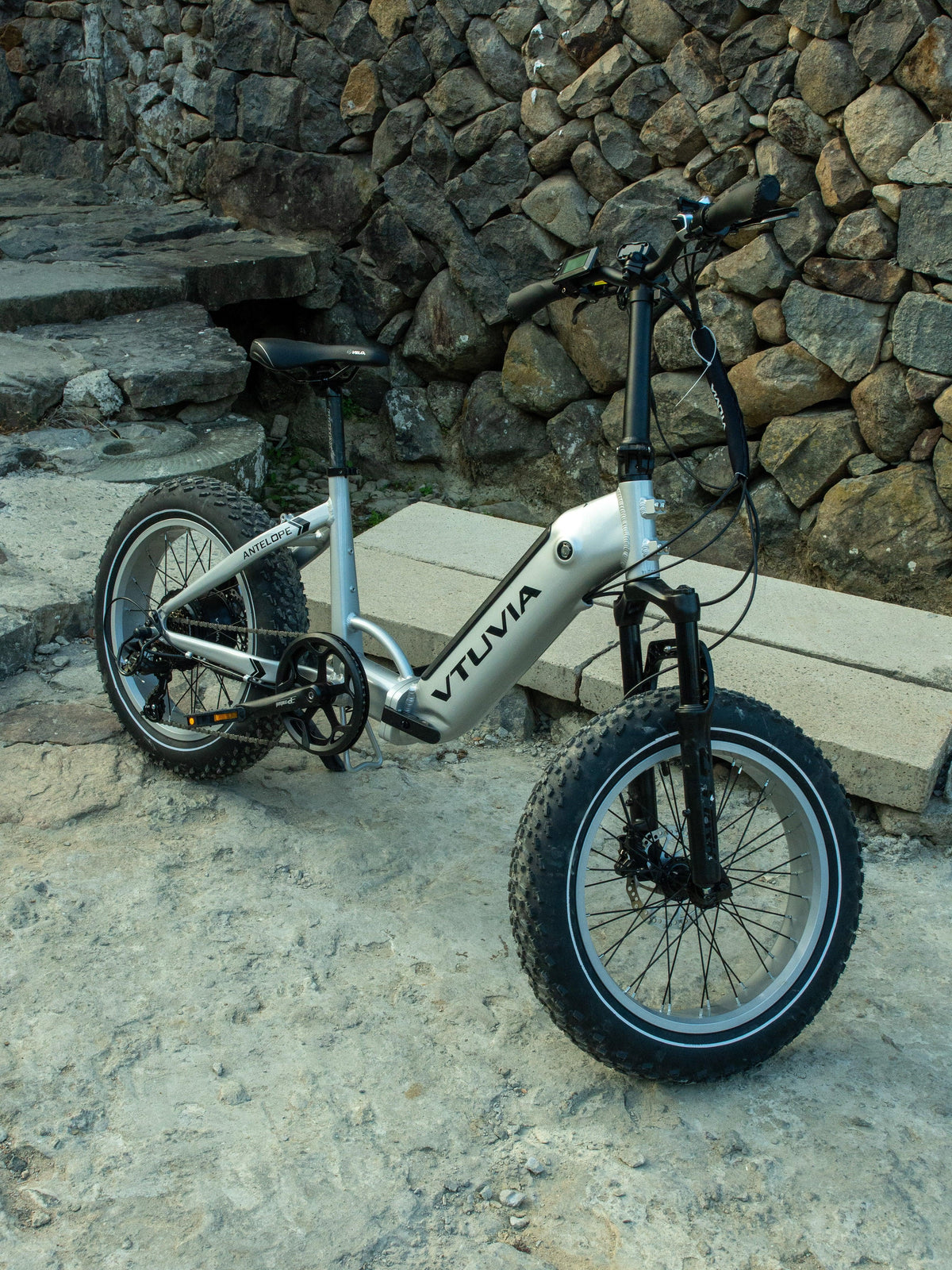 A silver VTUVIA SX20 on stone steps