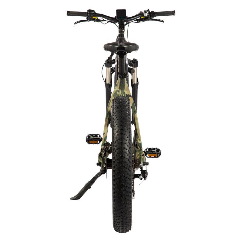 A camouflage VTUVIA SN100 on its kickstand, from behind