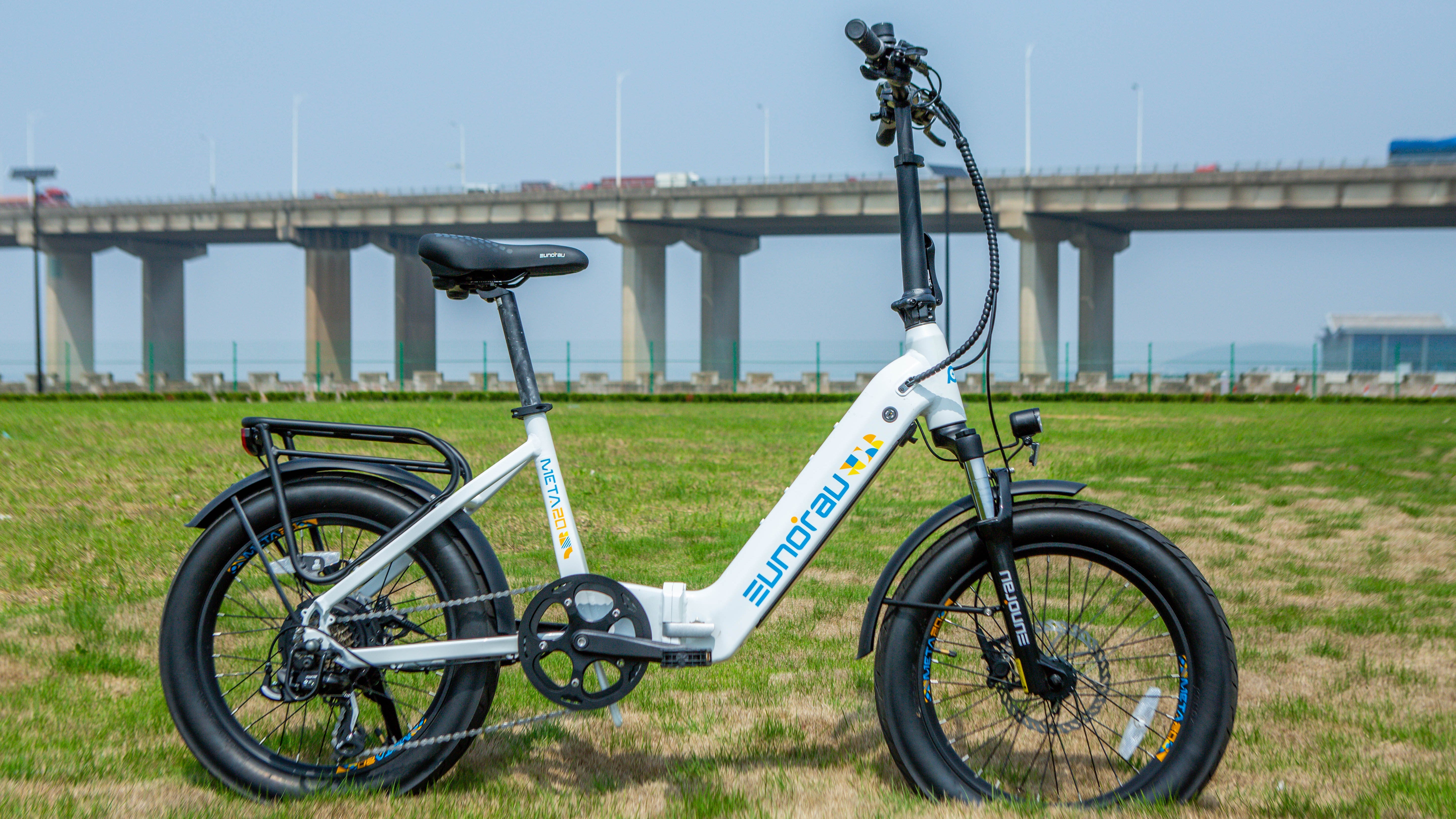Eunorau META20 folding e-bike – lifestyle