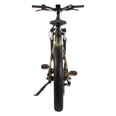 A camouflage VTUVIA SN100 on its kickstand, from behind