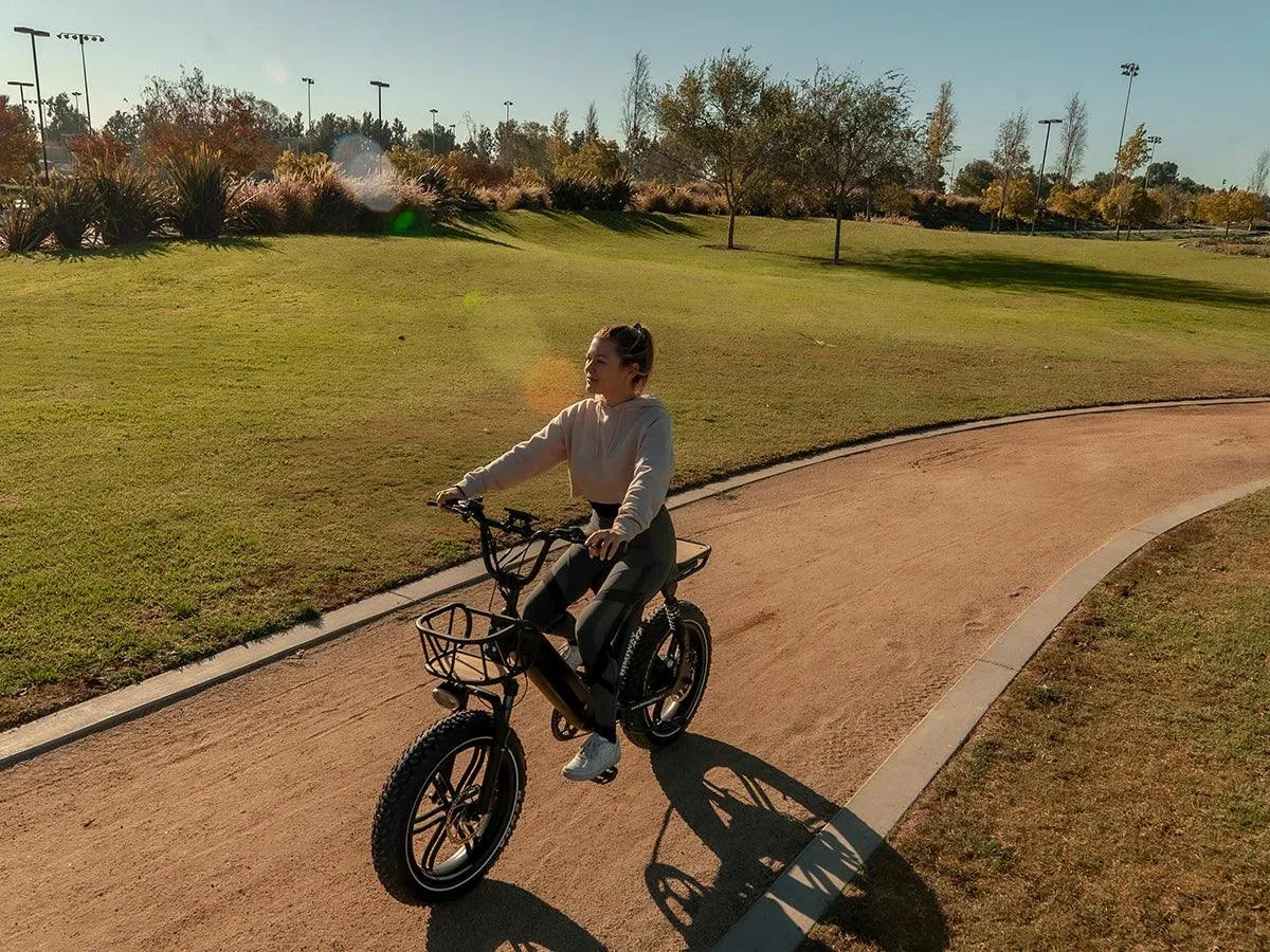 Himiway Escape Pro Moped-Style eBike – lifestyle