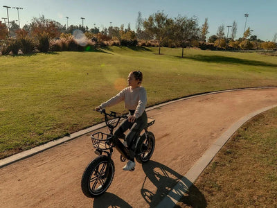 Himiway Escape Pro Moped-Style eBike – lifestyle