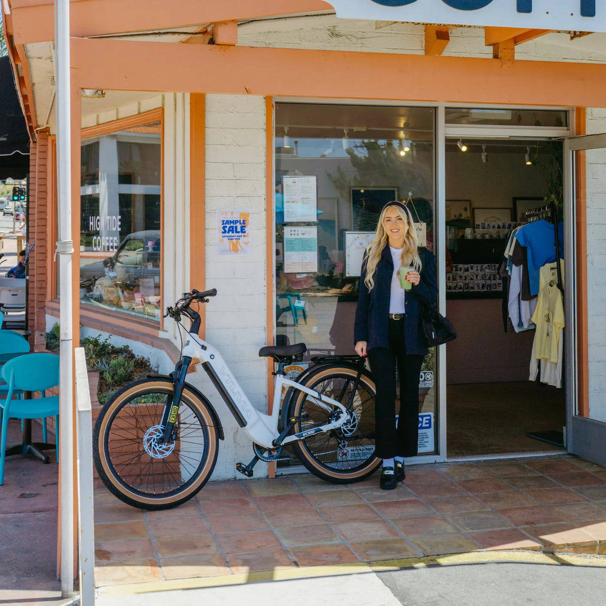 Rider with a white Zeal XT8 outside a coffee shop