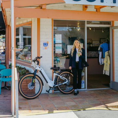 Rider with a white Zeal XT8 outside a coffee shop
